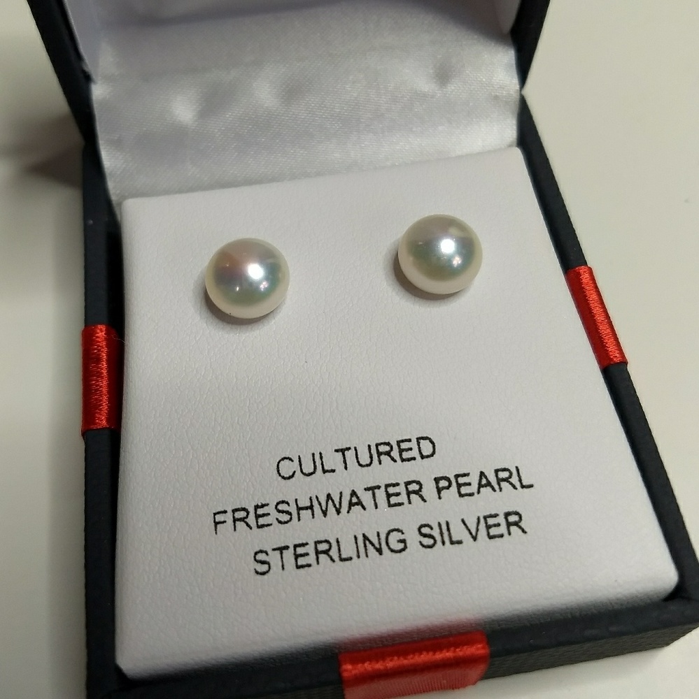 RETAIL $50 Fresh water pearl